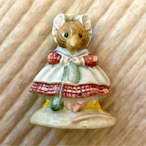 Beswick England Beatrix Potter The Old Woman Who Lived in a Shoe, “knitting”